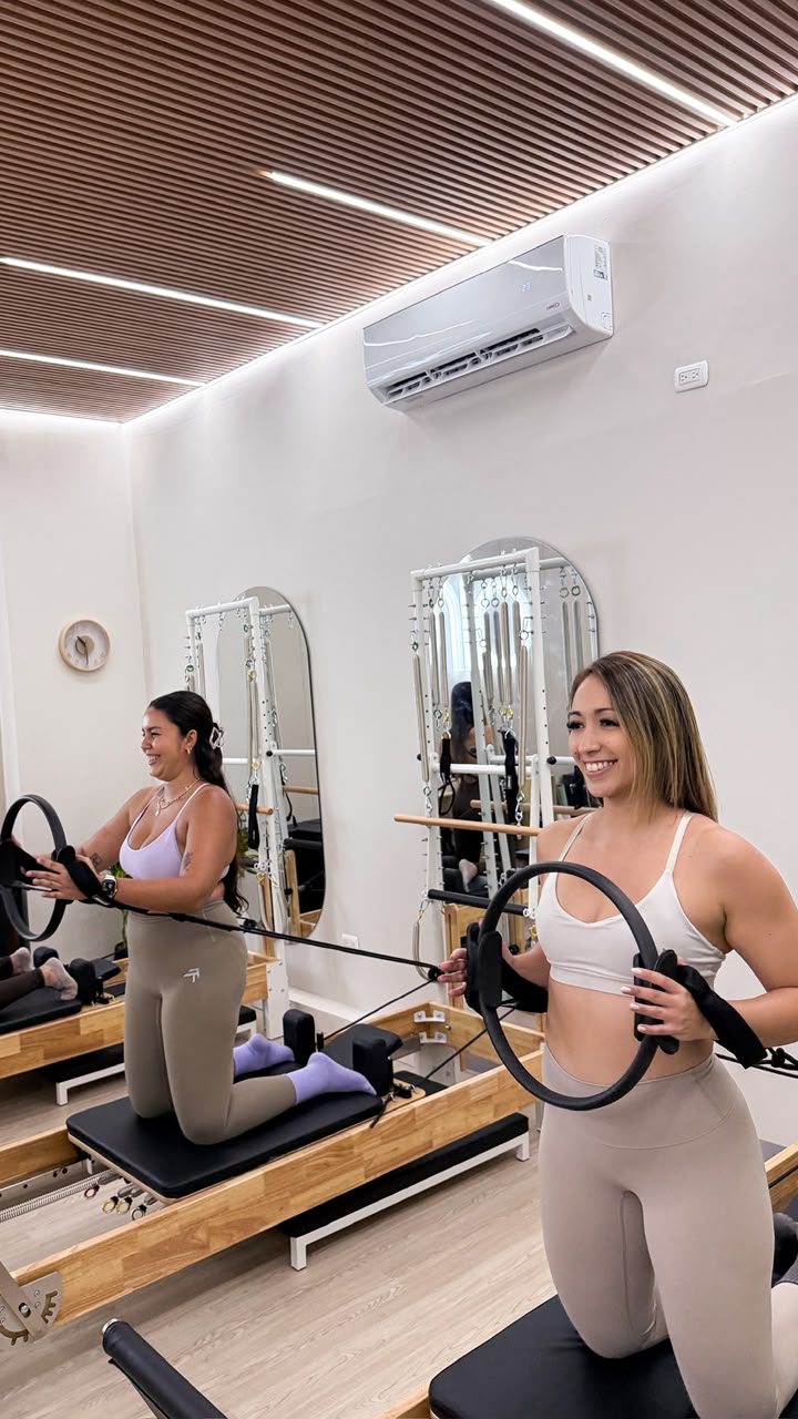 Alumnas en el Reformer con el Magic Circle