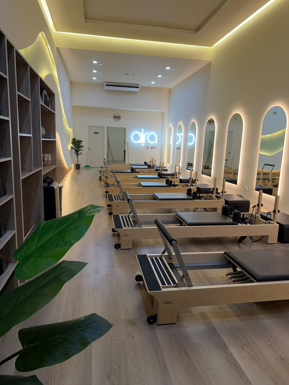 Sala de Reformer con paredes de luz en forma de ola